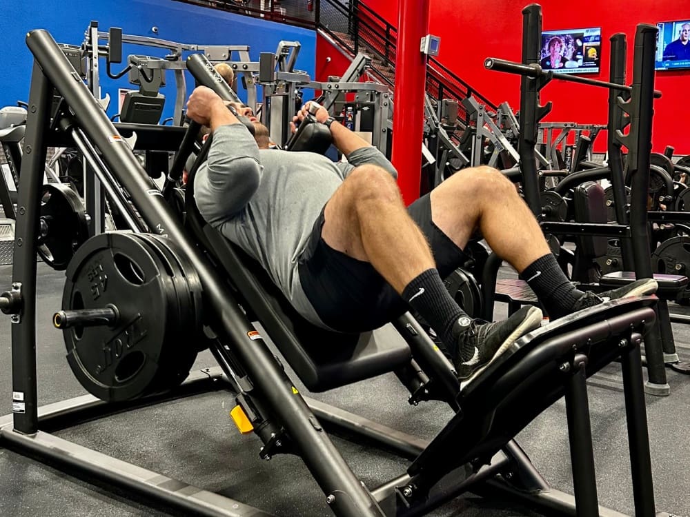 a man uses leg press machine at a gym near me calallen