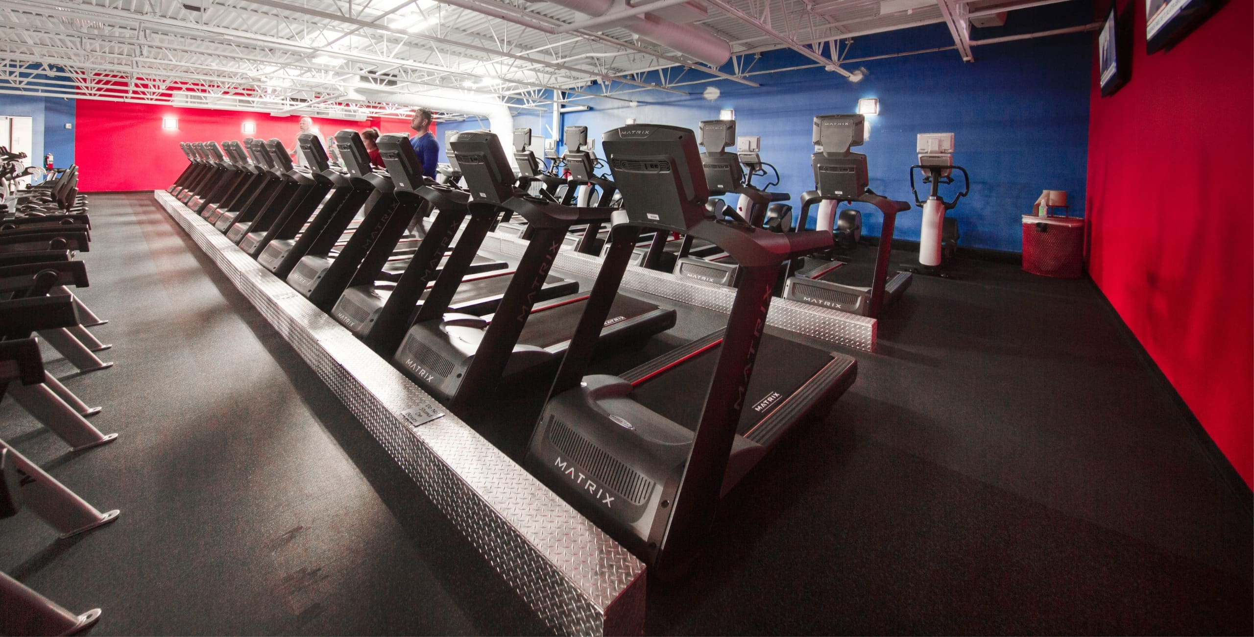 a row of treadmills and cardio equipment at a gym near me in saratoga