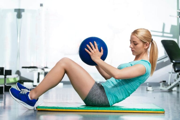 a gym member does a core workout at freedom fitness gym in corpus christi